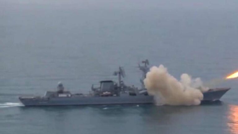 Karadeniz’de Rusya karasularına giren İngiliz Kraliyet Donanması gemisi HMS Defender’a uyarı ateşi açıldı