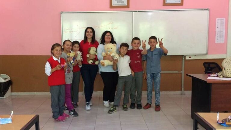 Köy öğretmenliği ile başladı; evin kızı oldu